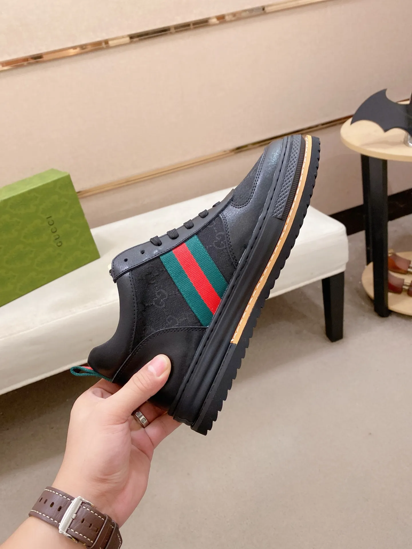 Men's shoes 💰 440 💰 High-quality new high-top GUCCI counters are on the market at the same time. The new men's shoes, 😘fabrics are selected imported cowhide, lining: sheepskin lining. 👍🏿 High-end ☄️ air-cushion molded anti-slip rubber outsole, exquisite lines, simple and elegant, comfortable and high-end for leisure travel. Code number: 38 to 44 (45 can be customized and cannot be returned or exchanged)